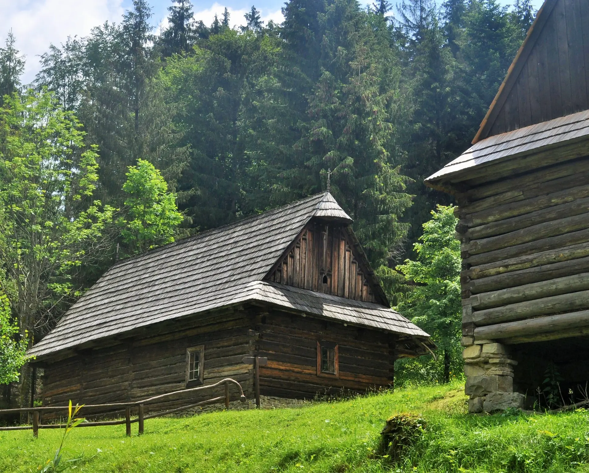 Múzeum kysuckej dediny Vychylovka – historické drevenice a ľudová architektúra na Kysuciach