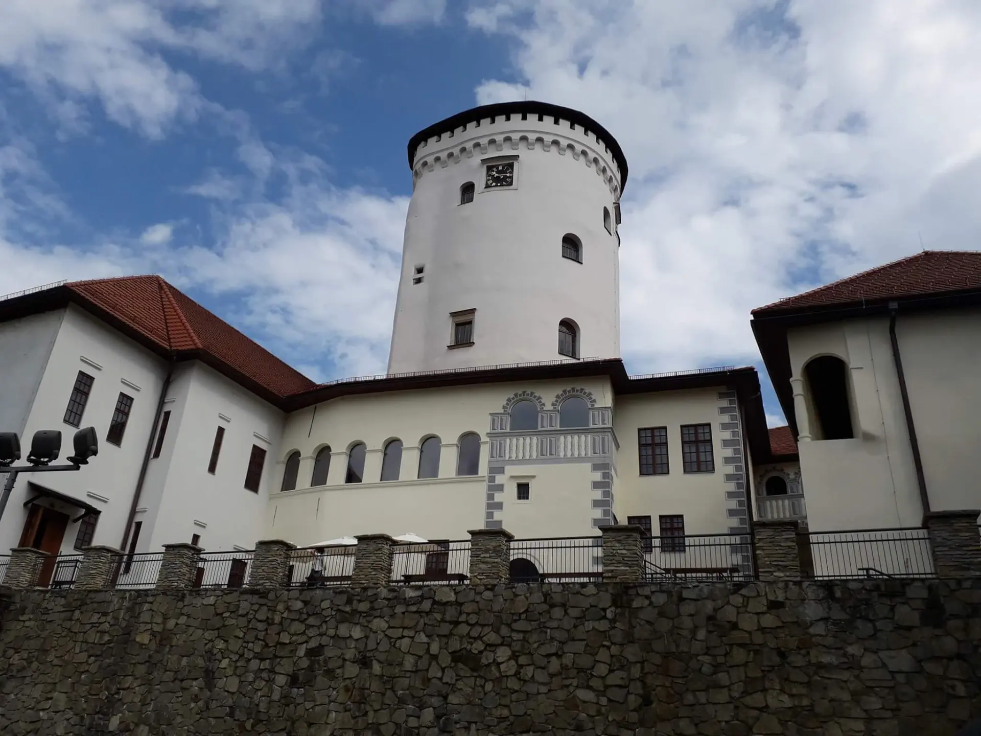 Budatínsky hrad v Žiline – historický zámok s vežou na sútoku riek Váh a Kysuca, tip na výlet od Hotela Kolonial