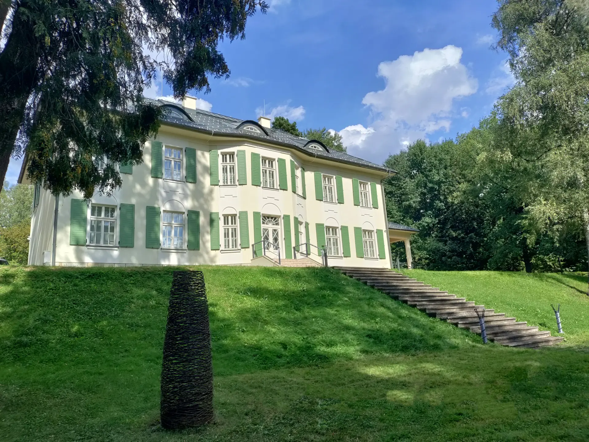 Kysucká galéria v Oščadnici – historický kaštieľ s expozíciou výtvarného umenia a lesoparkom