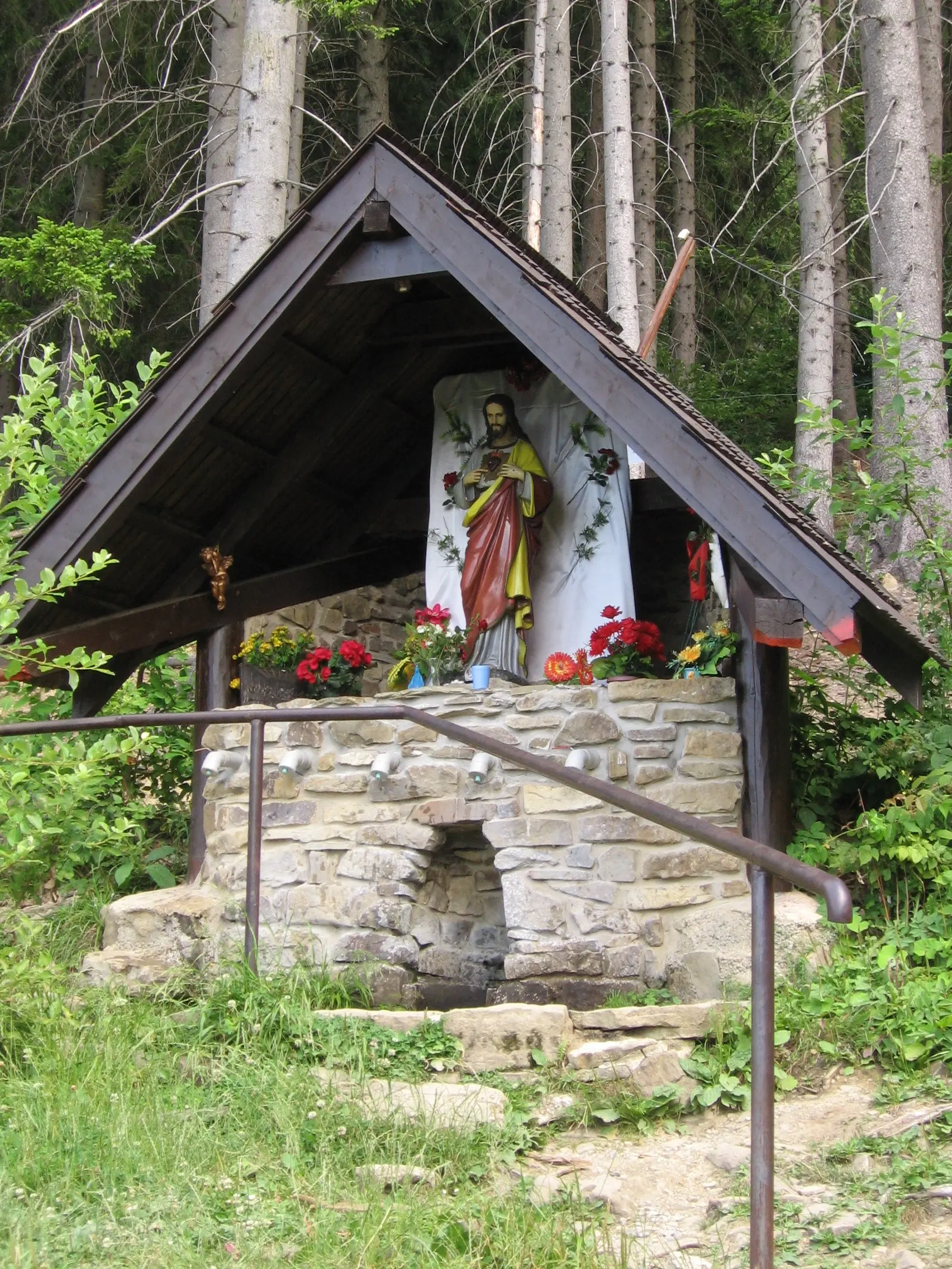 Liečivý prameň na Živčákovej – upravené horské žriedlo s tečúcou vodou a sochou Božského Srdca Ježišovho